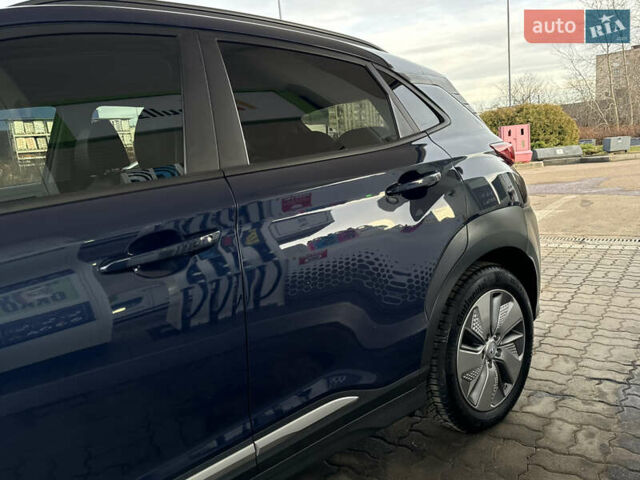 Синий Хендай Kona Electric, объемом двигателя 0 л и пробегом 65 тыс. км за 18500 $, фото 39 на Automoto.ua