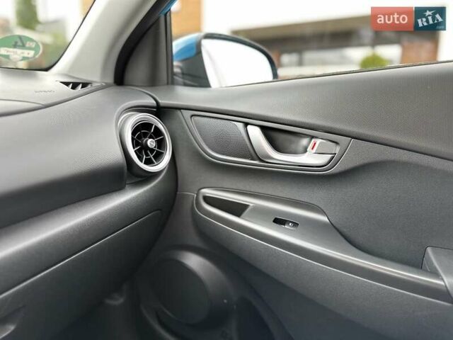 Синий Хендай Kona Electric, объемом двигателя 0 л и пробегом 49 тыс. км за 19950 $, фото 121 на Automoto.ua