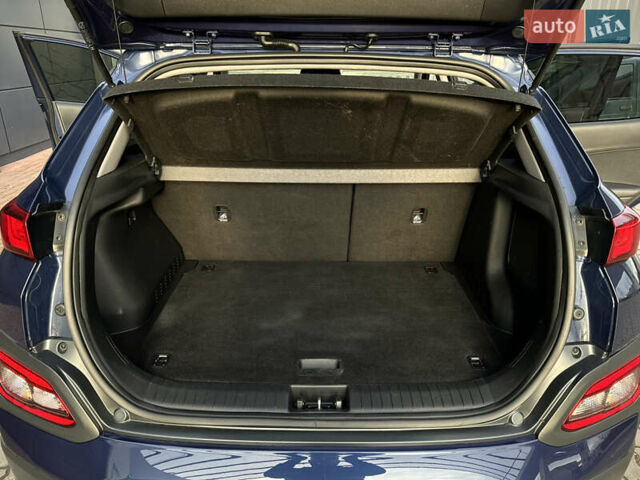 Синий Хендай Kona Electric, объемом двигателя 0 л и пробегом 65 тыс. км за 18500 $, фото 122 на Automoto.ua