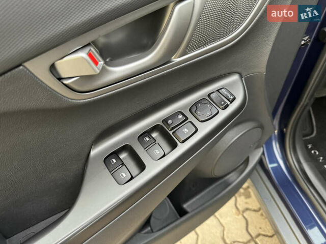 Синий Хендай Kona Electric, объемом двигателя 0 л и пробегом 65 тыс. км за 18500 $, фото 68 на Automoto.ua