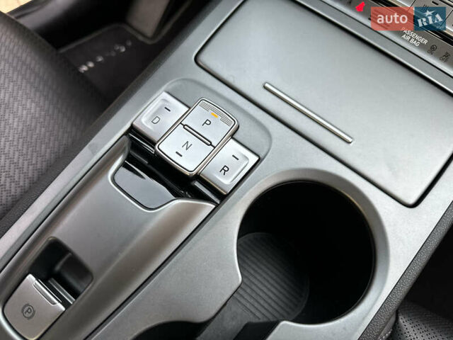 Синий Хендай Kona Electric, объемом двигателя 0 л и пробегом 65 тыс. км за 18500 $, фото 108 на Automoto.ua