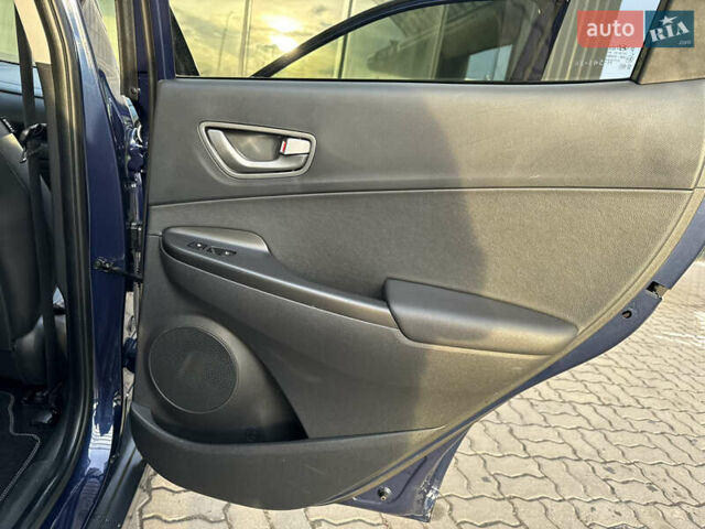 Синий Хендай Kona Electric, объемом двигателя 0 л и пробегом 65 тыс. км за 18500 $, фото 113 на Automoto.ua