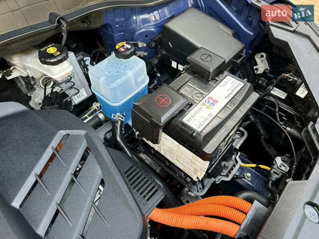 Синий Хендай Kona Electric, объемом двигателя 0 л и пробегом 65 тыс. км за 18500 $, фото 128 на Automoto.ua