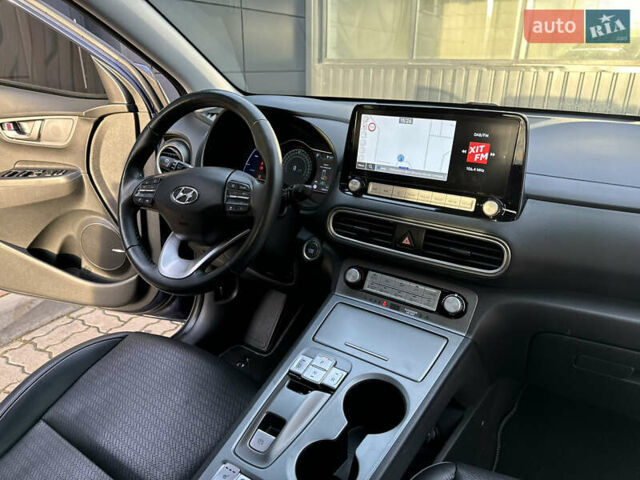 Синий Хендай Kona Electric, объемом двигателя 0 л и пробегом 65 тыс. км за 18500 $, фото 102 на Automoto.ua