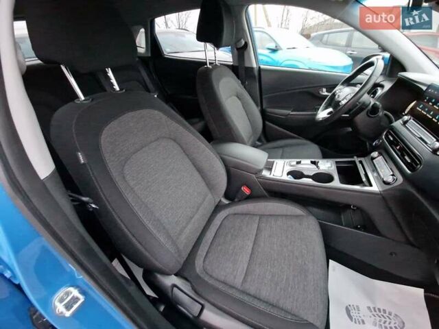Синий Хендай Kona Electric, объемом двигателя 0 л и пробегом 95 тыс. км за 16600 $, фото 43 на Automoto.ua
