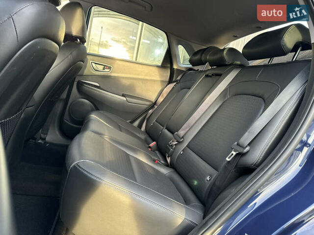 Синий Хендай Kona Electric, объемом двигателя 0 л и пробегом 65 тыс. км за 18500 $, фото 90 на Automoto.ua