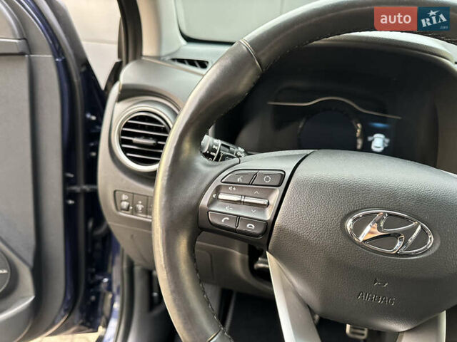 Синий Хендай Kona Electric, объемом двигателя 0 л и пробегом 65 тыс. км за 18500 $, фото 77 на Automoto.ua
