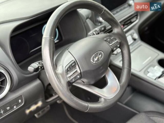 Синий Хендай Kona Electric, объемом двигателя 0 л и пробегом 49 тыс. км за 19950 $, фото 99 на Automoto.ua