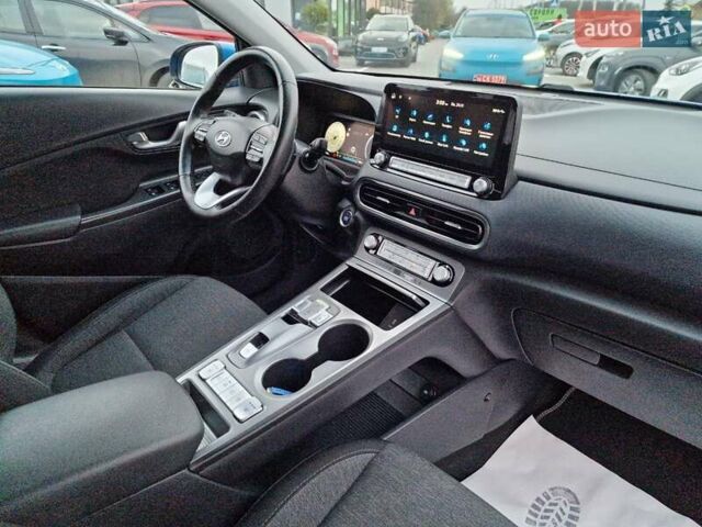 Синий Хендай Kona Electric, объемом двигателя 0 л и пробегом 95 тыс. км за 16600 $, фото 45 на Automoto.ua