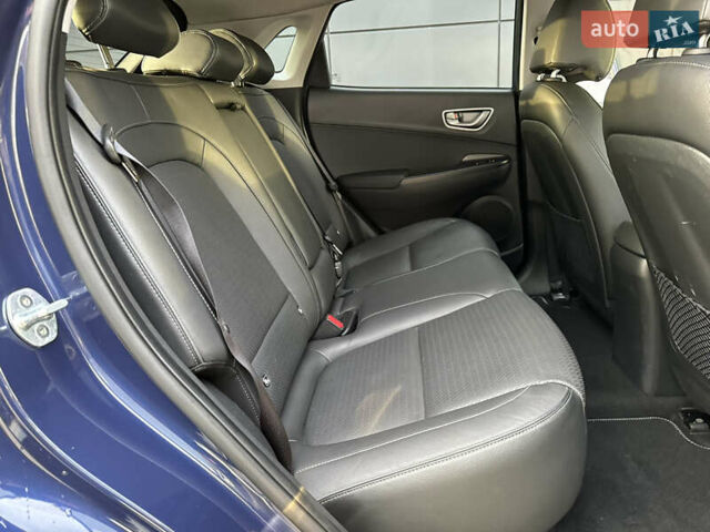 Синий Хендай Kona Electric, объемом двигателя 0 л и пробегом 65 тыс. км за 18500 $, фото 115 на Automoto.ua