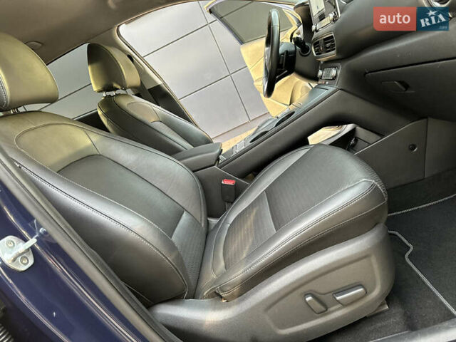 Синий Хендай Kona Electric, объемом двигателя 0 л и пробегом 65 тыс. км за 18500 $, фото 96 на Automoto.ua