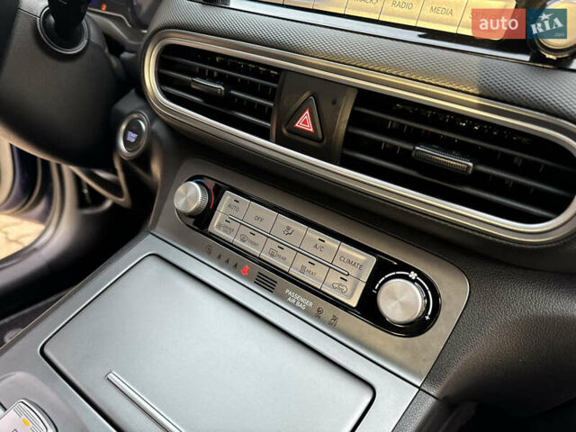 Синий Хендай Kona Electric, объемом двигателя 0 л и пробегом 65 тыс. км за 18500 $, фото 104 на Automoto.ua