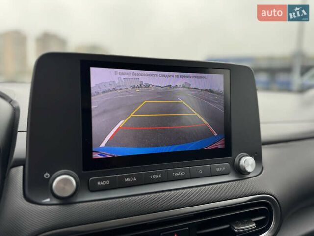 Синий Хендай Kona Electric, объемом двигателя 0 л и пробегом 53 тыс. км за 16700 $, фото 3 на Automoto.ua