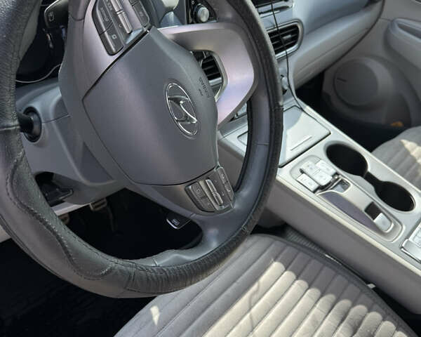 Зеленый Хендай Kona Electric, объемом двигателя 0 л и пробегом 100 тыс. км за 17800 $, фото 4 на Automoto.ua