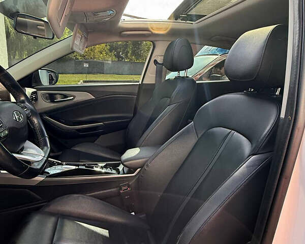 Белый Хендай Lafesta, объемом двигателя 0 л и пробегом 67 тыс. км за 19500 $, фото 5 на Automoto.ua