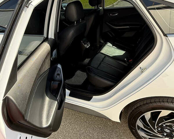 Белый Хендай Lafesta, объемом двигателя 0 л и пробегом 67 тыс. км за 19500 $, фото 8 на Automoto.ua