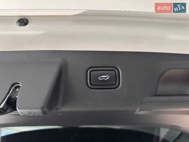 Белый Хендай Palisade, объемом двигателя 2.2 л и пробегом 33 тыс. км за 53900 $, фото 10 на Automoto.ua