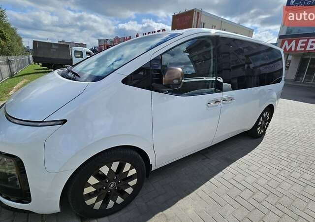 Белый Хендай Staria, объемом двигателя 2.2 л и пробегом 78 тыс. км за 49500 $, фото 1 на Automoto.ua
