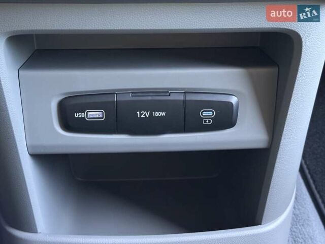 Чорний Хендай Staria, об'ємом двигуна 2.2 л та пробігом 8 тис. км за 51000 $, фото 23 на Automoto.ua