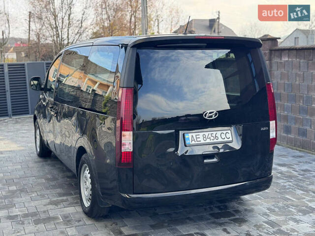 Чорний Хендай Staria, об'ємом двигуна 2.2 л та пробігом 63 тис. км за 19800 $, фото 12 на Automoto.ua