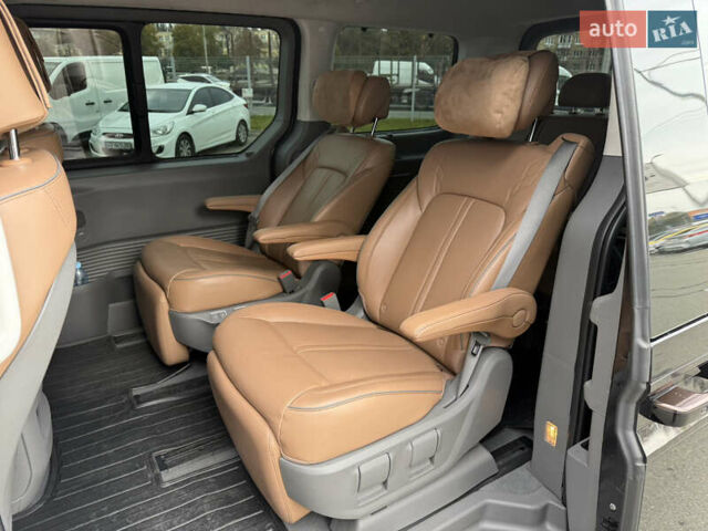 Черный Хендай Staria, объемом двигателя 2.2 л и пробегом 66 тыс. км за 49800 $, фото 11 на Automoto.ua