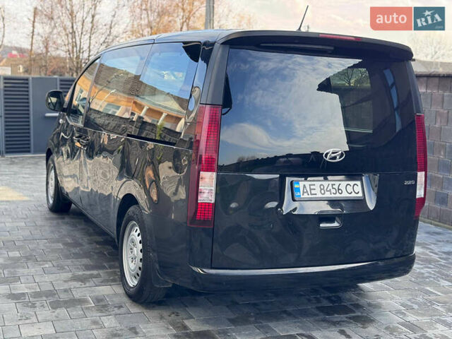 Черный Хендай Staria, объемом двигателя 2.2 л и пробегом 63 тыс. км за 22800 $, фото 7 на Automoto.ua