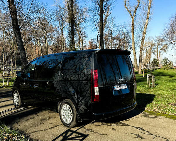 Черный Хендай Staria, объемом двигателя 2.2 л и пробегом 61 тыс. км за 36999 $, фото 2 на Automoto.ua