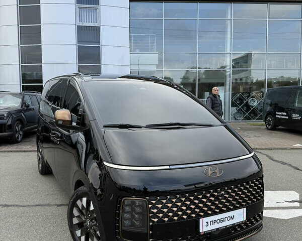 Черный Хендай Staria, объемом двигателя 2.2 л и пробегом 66 тыс. км за 49800 $, фото 1 на Automoto.ua