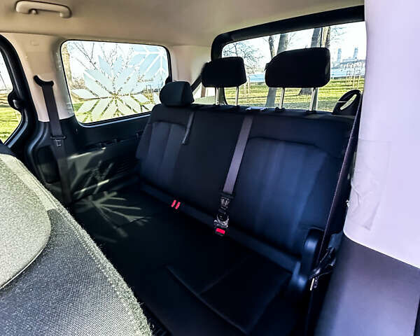 Черный Хендай Staria, объемом двигателя 2.2 л и пробегом 61 тыс. км за 36999 $, фото 10 на Automoto.ua