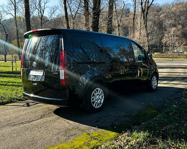 Черный Хендай Staria, объемом двигателя 2.2 л и пробегом 61 тыс. км за 36999 $, фото 4 на Automoto.ua