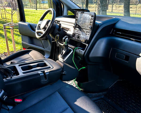 Черный Хендай Staria, объемом двигателя 2.2 л и пробегом 61 тыс. км за 36999 $, фото 14 на Automoto.ua