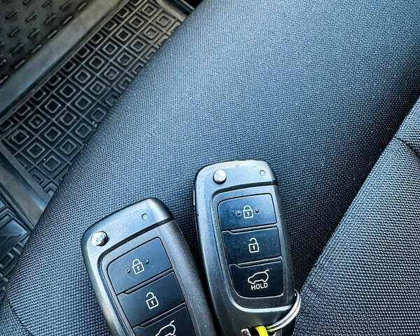 Черный Хендай Staria, объемом двигателя 2.2 л и пробегом 61 тыс. км за 36999 $, фото 18 на Automoto.ua