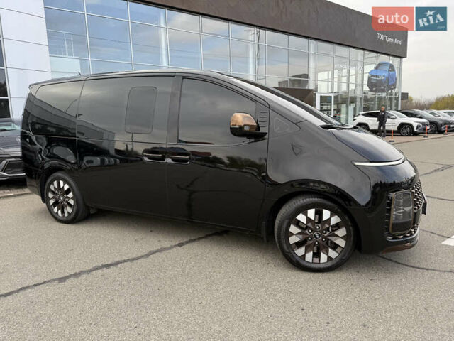 Черный Хендай Staria, объемом двигателя 2.2 л и пробегом 66 тыс. км за 49800 $, фото 3 на Automoto.ua