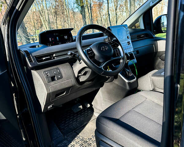 Черный Хендай Staria, объемом двигателя 2.2 л и пробегом 61 тыс. км за 36999 $, фото 9 на Automoto.ua