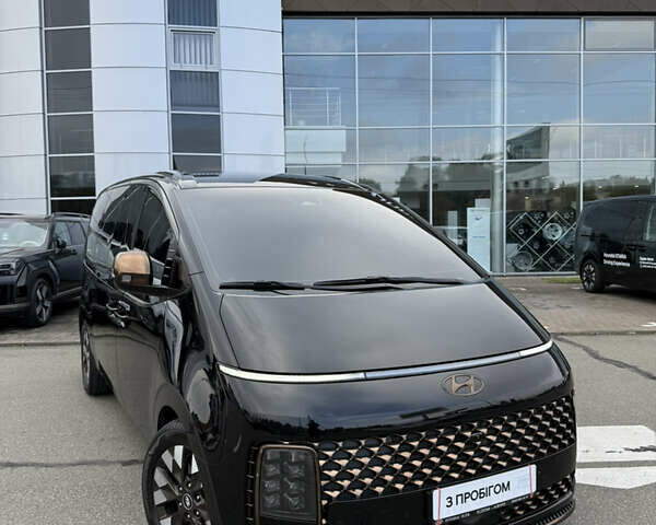 Черный Хендай Staria, объемом двигателя 2.2 л и пробегом 66 тыс. км за 49800 $, фото 2 на Automoto.ua