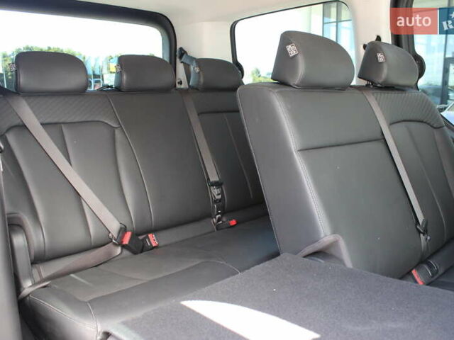 Черный Хендай Staria, объемом двигателя 2.2 л и пробегом 72 тыс. км за 45323 $, фото 45 на Automoto.ua