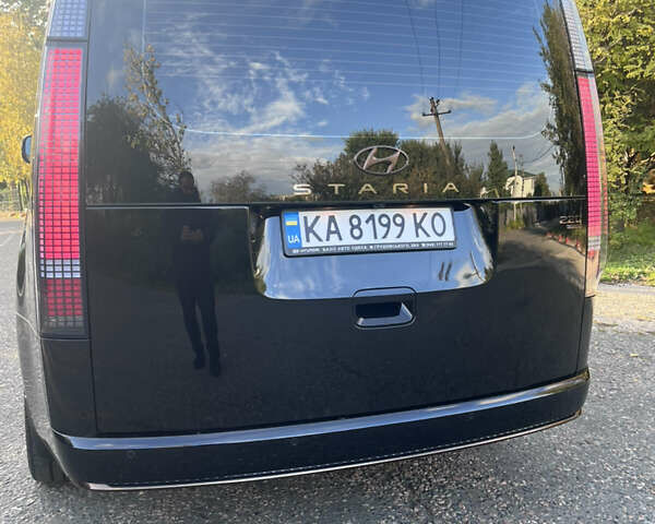 Черный Хендай Staria, объемом двигателя 2.2 л и пробегом 57 тыс. км за 49999 $, фото 3 на Automoto.ua