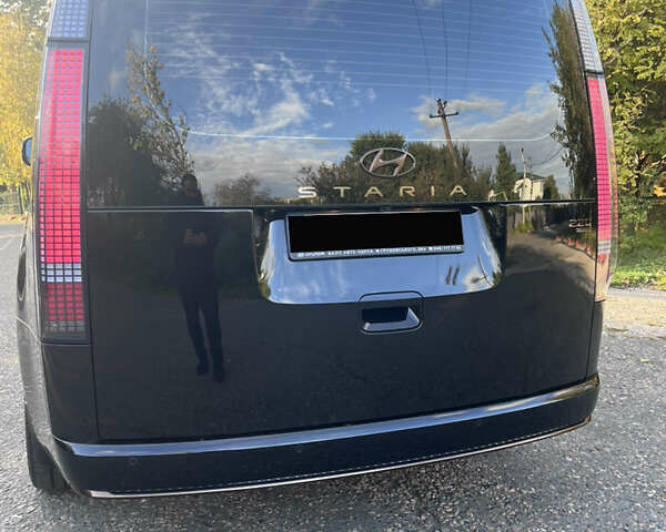 Черный Хендай Staria, объемом двигателя 2.2 л и пробегом 57 тыс. км за 49999 $, фото 3 на Automoto.ua