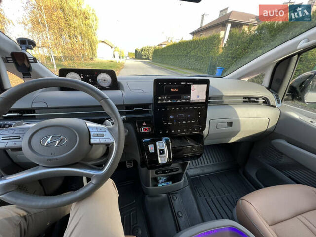 Черный Хендай Staria, объемом двигателя 2.2 л и пробегом 17 тыс. км за 55000 $, фото 6 на Automoto.ua