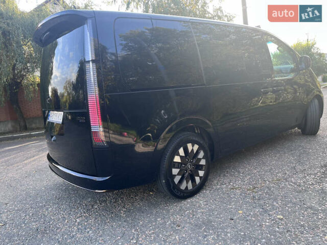 Черный Хендай Staria, объемом двигателя 2.2 л и пробегом 57 тыс. км за 49999 $, фото 4 на Automoto.ua