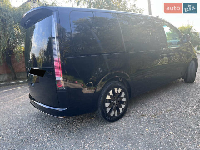 Черный Хендай Staria, объемом двигателя 2.2 л и пробегом 57 тыс. км за 49999 $, фото 4 на Automoto.ua