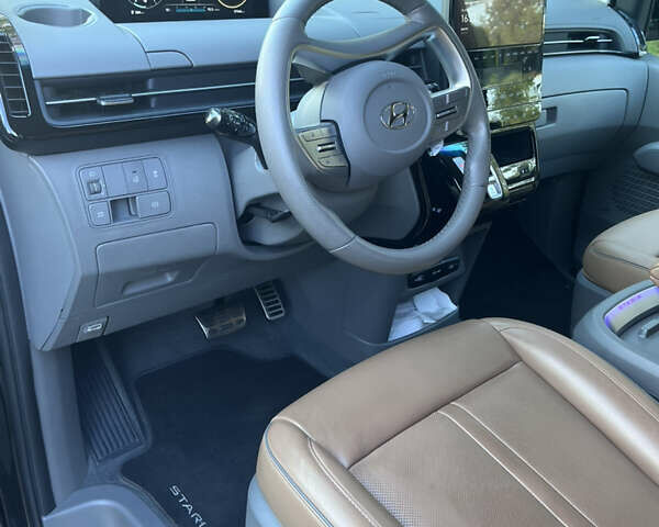 Черный Хендай Staria, объемом двигателя 2.2 л и пробегом 57 тыс. км за 49999 $, фото 6 на Automoto.ua