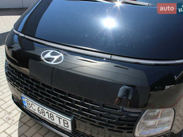 Черный Хендай Staria, объемом двигателя 2.2 л и пробегом 72 тыс. км за 45323 $, фото 3 на Automoto.ua