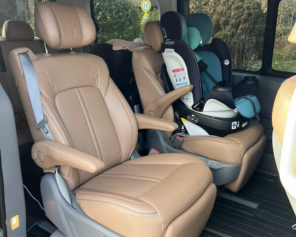 Черный Хендай Staria, объемом двигателя 2.2 л и пробегом 17 тыс. км за 55000 $, фото 7 на Automoto.ua