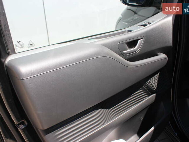 Черный Хендай Staria, объемом двигателя 2.2 л и пробегом 72 тыс. км за 45323 $, фото 17 на Automoto.ua