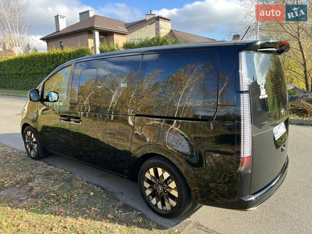 Черный Хендай Staria, объемом двигателя 2.2 л и пробегом 17 тыс. км за 55000 $, фото 3 на Automoto.ua