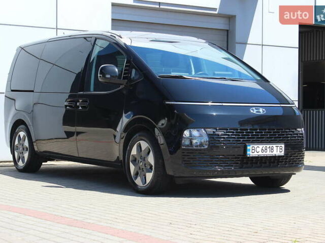 Черный Хендай Staria, объемом двигателя 2.2 л и пробегом 72 тыс. км за 45323 $, фото 2 на Automoto.ua