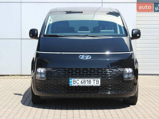 Черный Хендай Staria, объемом двигателя 2.2 л и пробегом 72 тыс. км за 45323 $, фото 1 на Automoto.ua