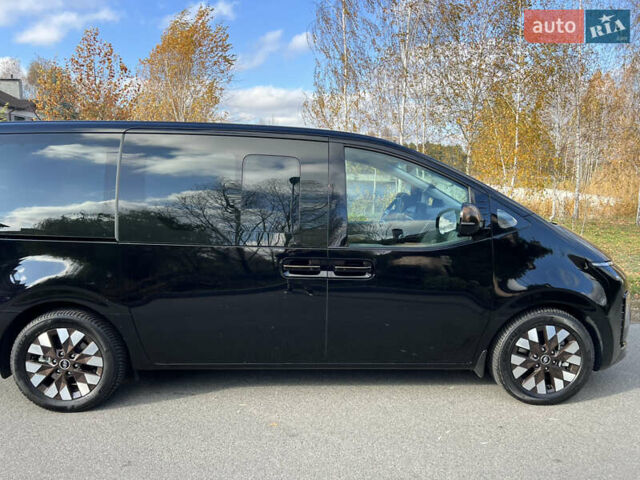 Черный Хендай Staria, объемом двигателя 2.2 л и пробегом 17 тыс. км за 55000 $, фото 1 на Automoto.ua
