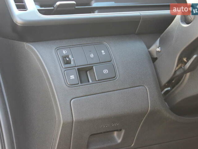 Черный Хендай Staria, объемом двигателя 2.2 л и пробегом 72 тыс. км за 45323 $, фото 19 на Automoto.ua